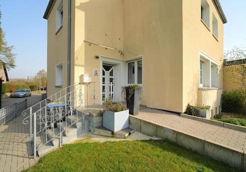 Hauseingang mit Treppe und Rampe