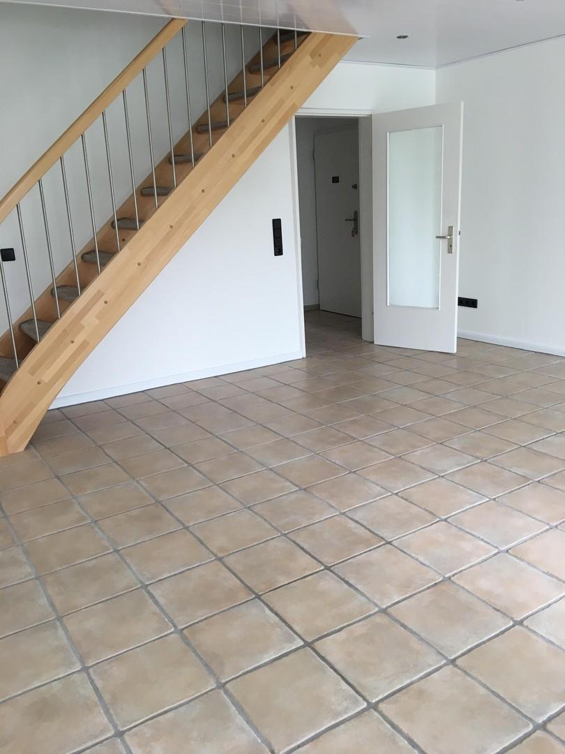 Wohnzimmer mit Zugang zum OG