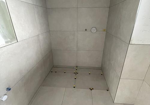 Gefliestes Bad zur Anschauung