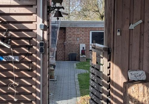 Von Garage Blick in den Garten