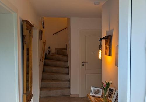 Flur mit Treppe ins OG