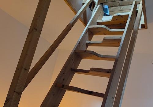 Treppe zum Dachgeschoss