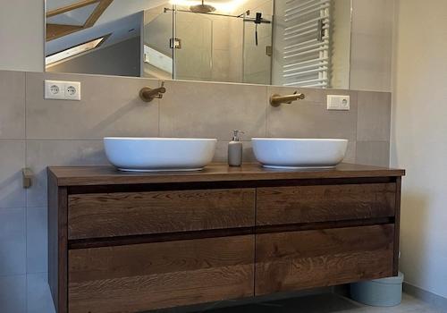 Waschtisch mit Spiegel