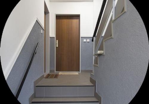 Sauberer moderner Hausflur