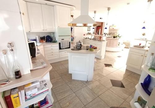 Küche mit Kochinsel