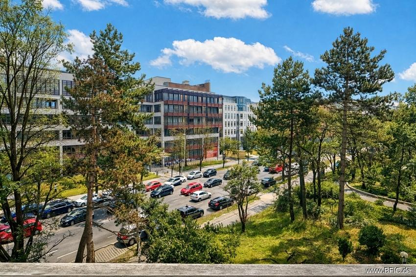 KI bearbeitet: Ausblick vom Balkon