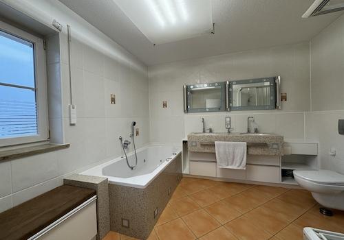 1OG Bad mit Schreinermöbeln