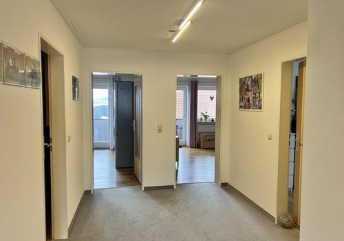 Flur mit Türen nach Süden