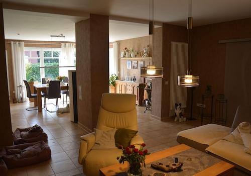 Wohn-Esszimmer nach aussen