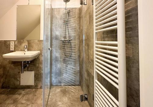 Badezimmer mit Dusche
