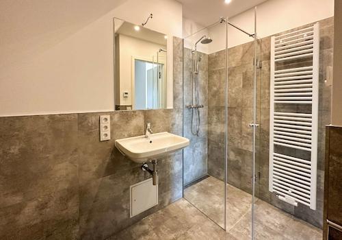Moderne Ganzglasdusche