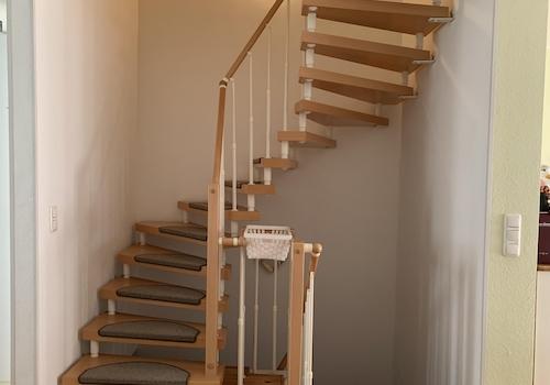 Offene Holztreppe zum OG