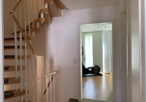 Flur und Treppe zum DG