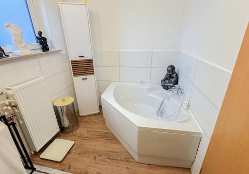 Tageslichtbad mit Wanne und Dusche