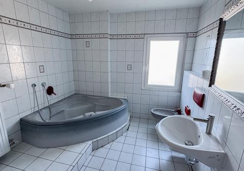 Tageslichtbad mit Wanne und Dusche OG Vorderhaus