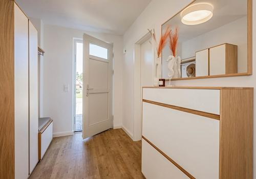 Eingangsbereich mit  Garderobe ...