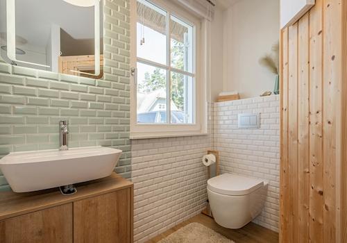 ... und Zugang zum Badezimmer 1 im EG