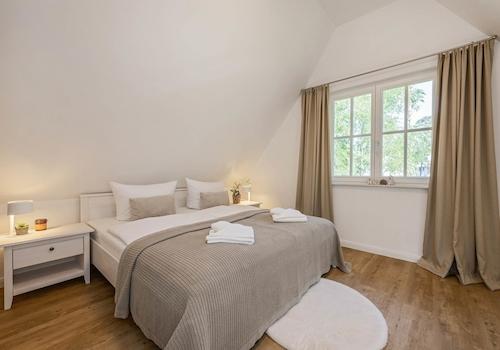 Schlafzimmer 2 in sanften Sandtönen ...