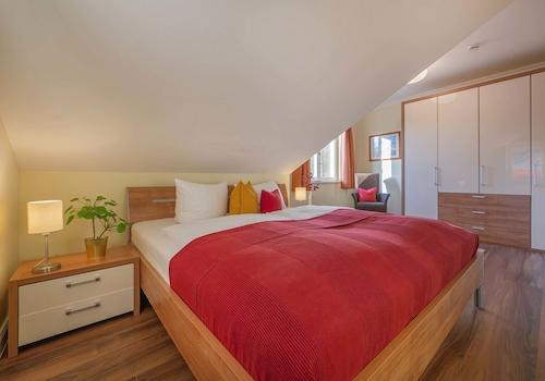 ... ist mit einem großen Kleiderschrank ausgestattet