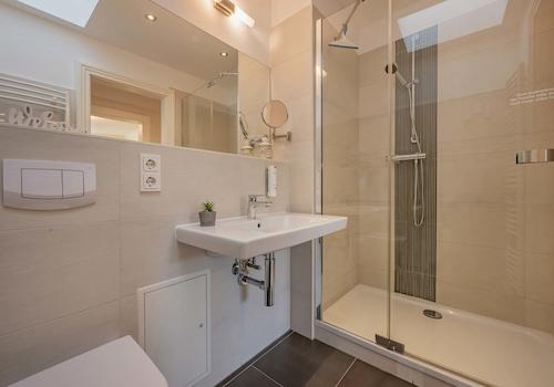 ... und verfügt über eine hochwertige Ausstattung mit großer Dusche