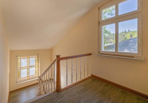 ... und das Treppenhaus der Villa punktet mit elegantem Altbau-Charme