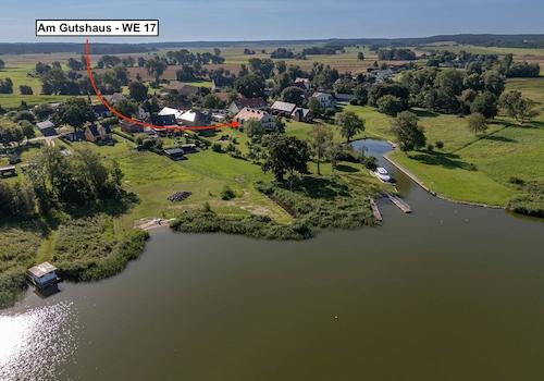 das Grundstück ist von Wasser und idyllischer Natur umgeben ...