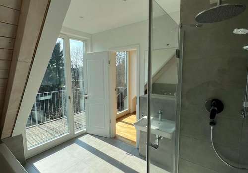 Masterbad mit Balkonzugang