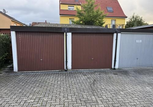 Zwei Garagen