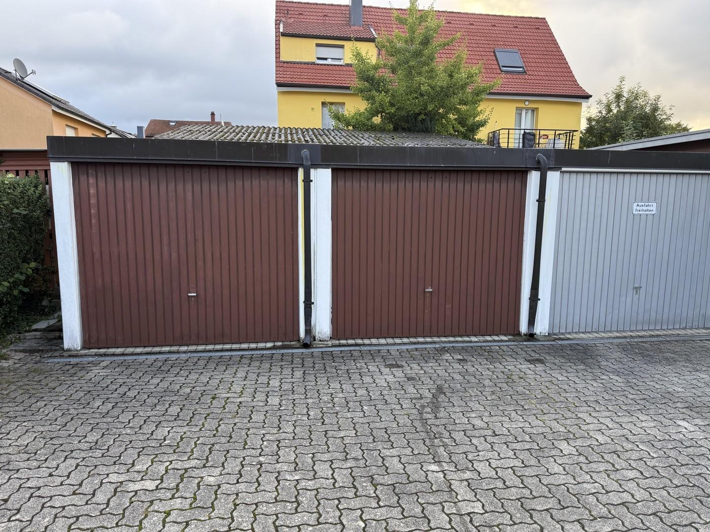 Zwei Garagen
