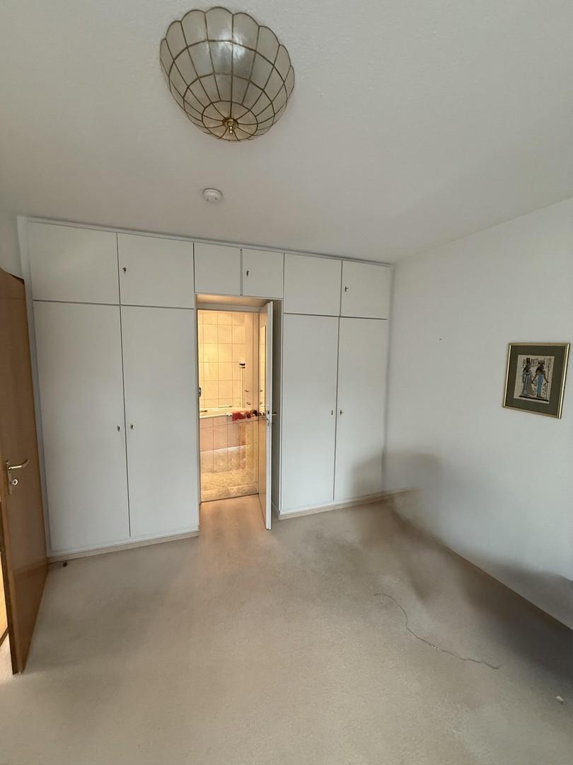 Gegenstände weg retuschieren. 