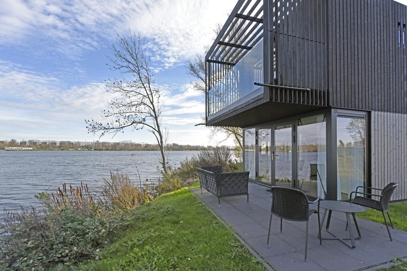 Luxus 4-Personen-Ferienhaus direkt am Wasser im Roompot Lakeside Resort Brielle mit 2 Schlafzimmern und 2 ensuite Badezimmern020