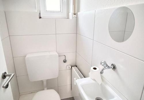 Separates WC mit Waschbecken