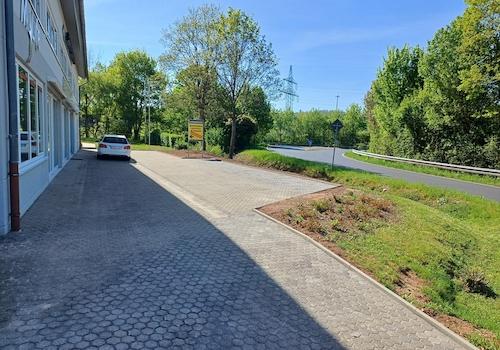 Außen Einfahrt/Parkplätze