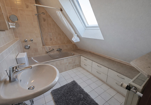 Badezimmer mit Tageslicht