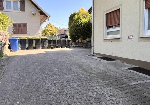 Hof mit Stellplätzen