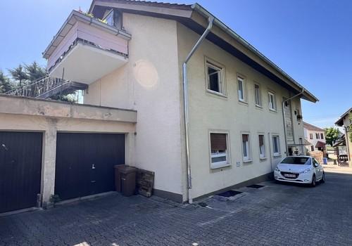 Hof mit Stellplätzen