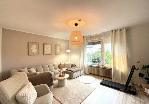 Wohnzimmer mit großem Fensterelement