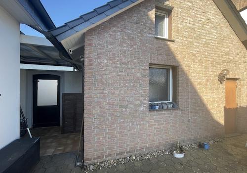 Durchgang mit Garagengebäude