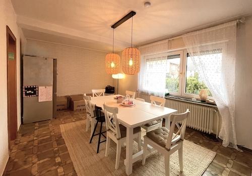 Geräumiges Esszimmer mit Zugang zur Küche