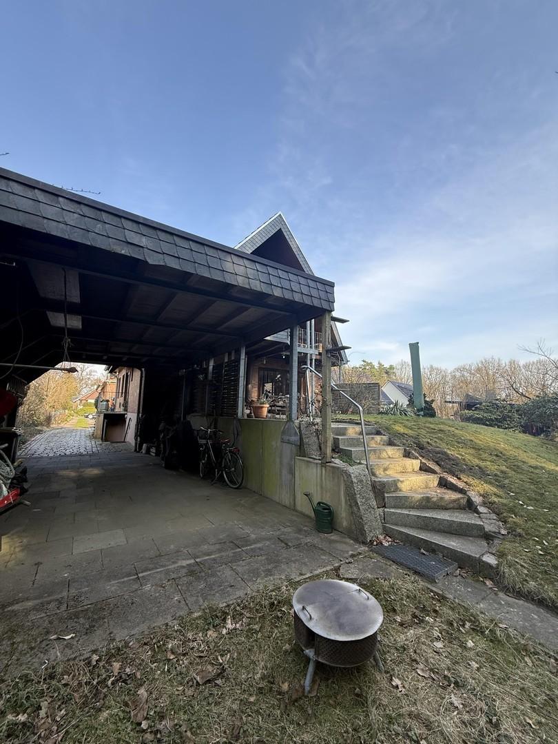 Carport und Garten