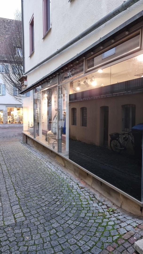 Schaufensterfront Seite