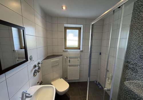 Badezimmer mit Dusche im EG