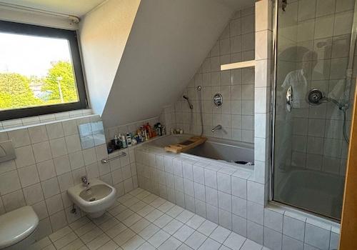 Badewanne und Dusche