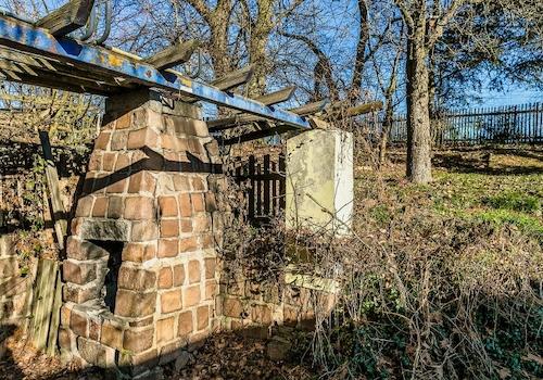 Natursteinofen mit Sitzecke