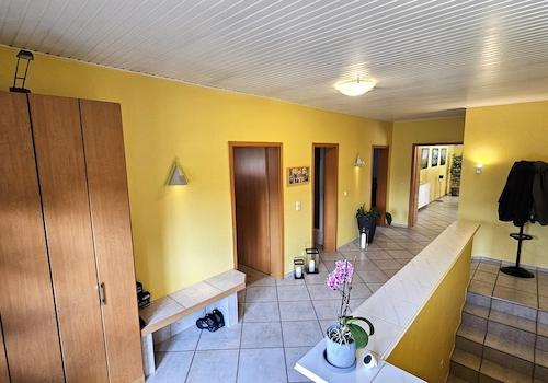 Flur von Haustür nach innen