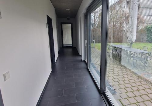 Flur mit Gartenansicht