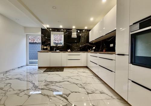 Die Wohnküche mit Terrassenzugang im 1. OG