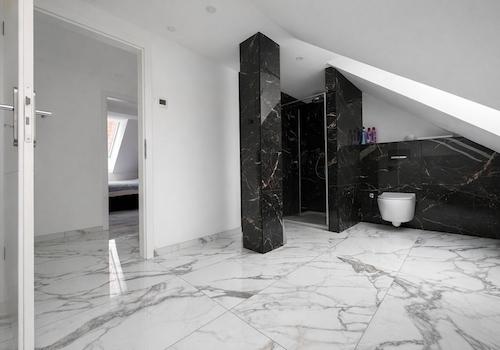 Das Badezimmer im Dachgeschoss