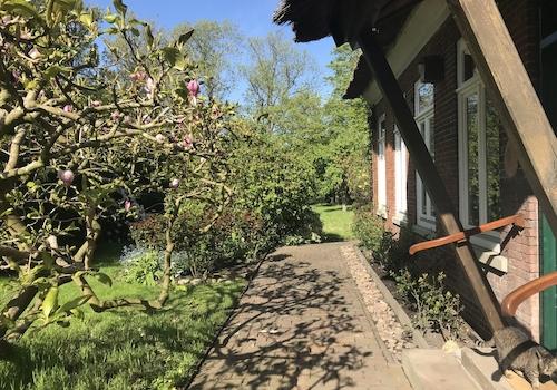 Weg am Haus mit Haupteingang