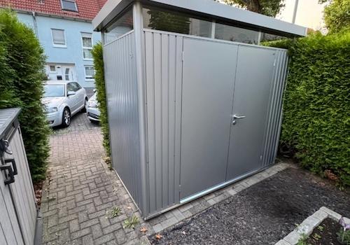 Vorgarten - Gerätehaus